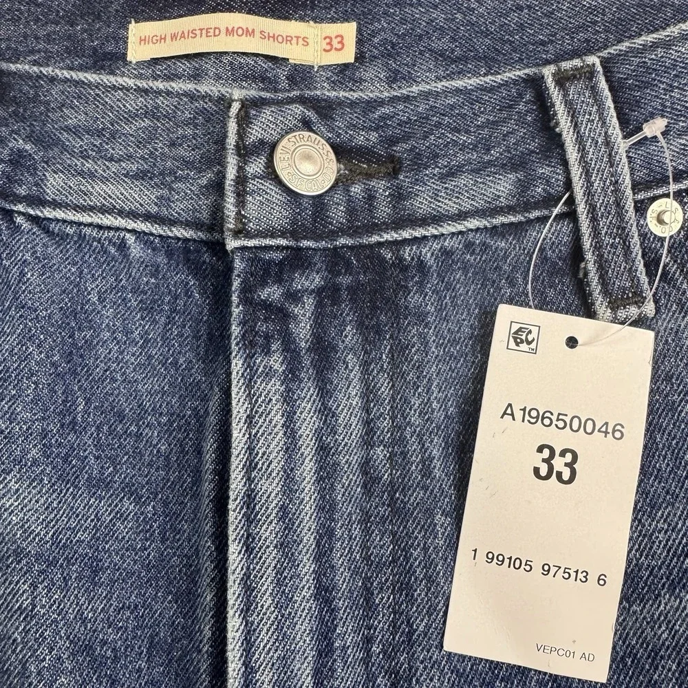 NWT Levi's Women's High-Waisted Denim Mom Shorts Size 33 Medium Wash